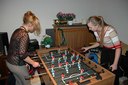 Kyra und Marie beim Profi-Kickern 